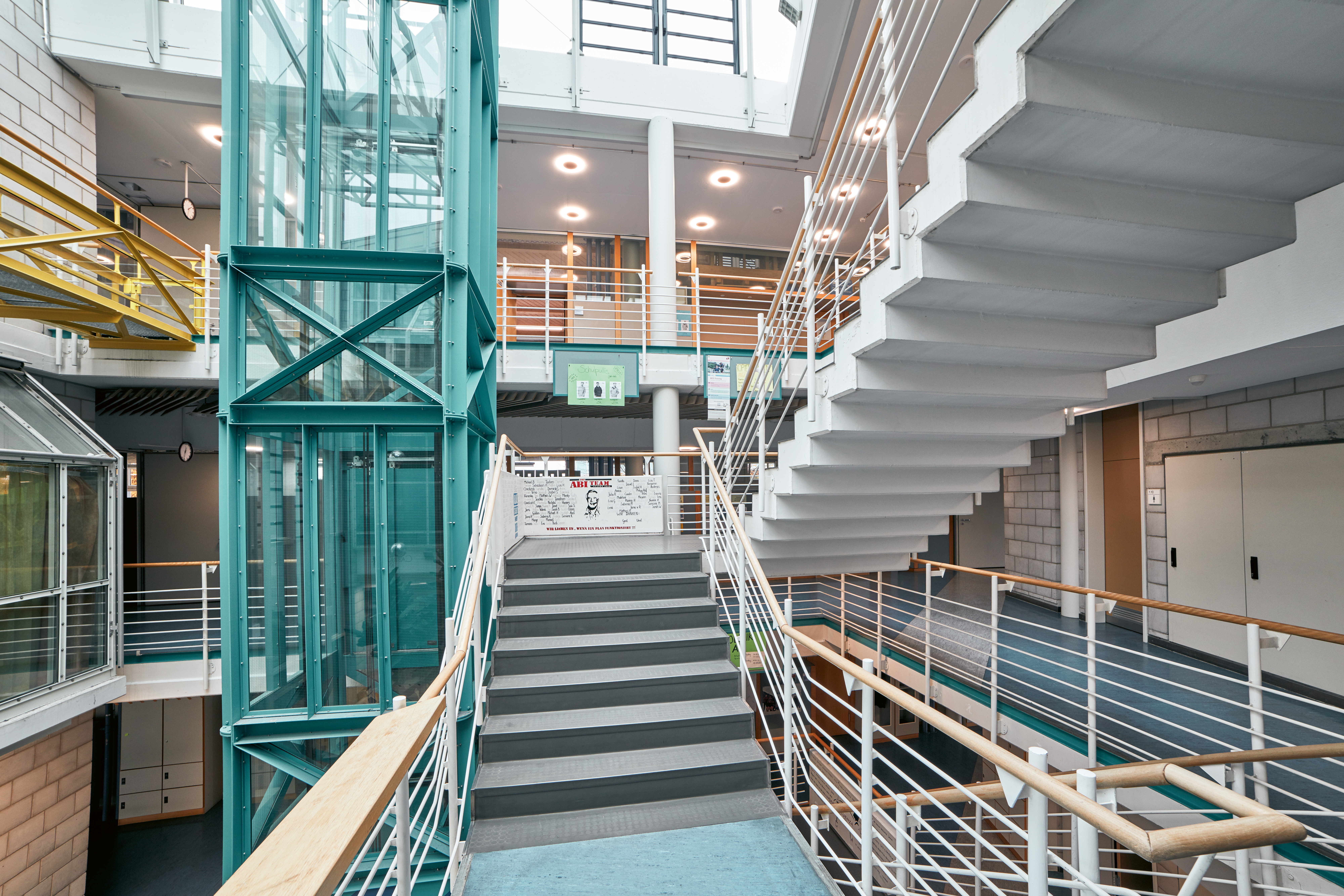 Begegnungs- und Bewegungsräume Beleuchtetes Treppenhaus