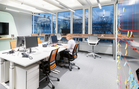 Gut beleuchteter Verwaltungsraum