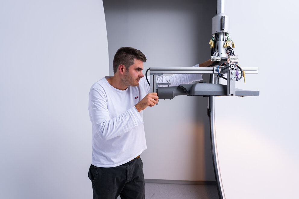 SITECO Mitarbeiter, der den Lichtstrom einer Straßenleuchte in der Ulbricht-Kugel im SITECO Labor misst.