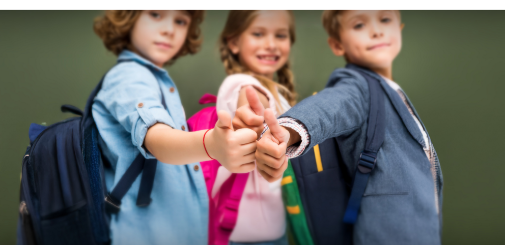 Lichtlösungen für die nächste Generation Gruppe von Schulkindern, die "Daumen Hoch" zeigen
