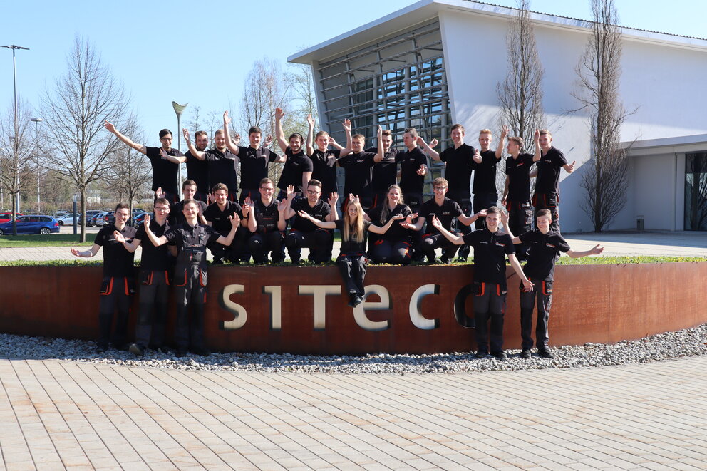 Made in Traunreut Gruppe von SITECO Auszubildenen vor dem Firmengebäude.