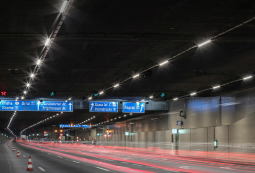 Tunnel Kaisermühlentunnel in Wien, bei Nacht, von innen fotografiert.