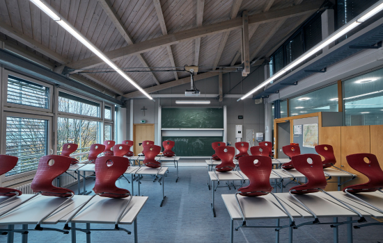 Klassenzimmer mit modernen Leuchten