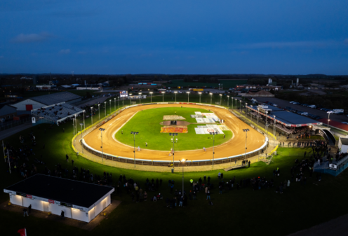 Sport & Event Beleuchtetes Vojens Speedway Center fotografiert bei Nacht.